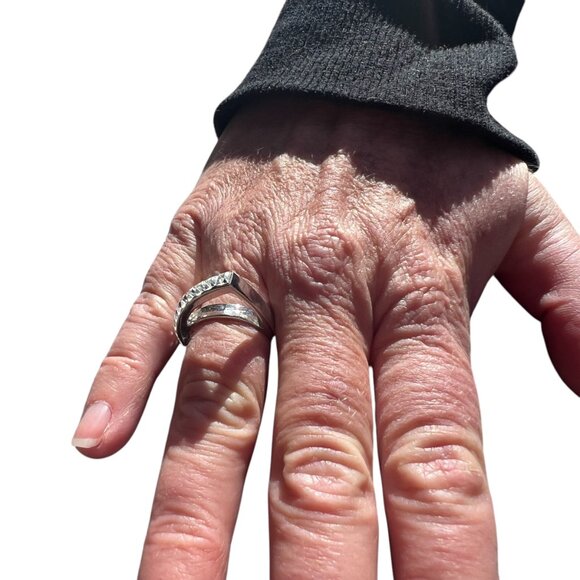 Elegant Silver Plated Ring with Glass Stones Size 7 3/4 - Picture 3 of 6